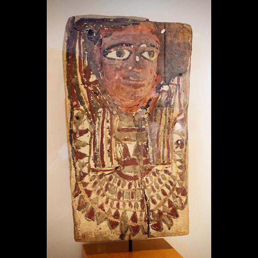 Upper part of a coffin lid Wood Ptolemaic Period 304-30 BC This is an extremely rudimentary work in terms of both its carving and the delineation of the physical features and decorative motifs. @museu_egipci #Barcelona #Egypt — Photo by akhenatenator